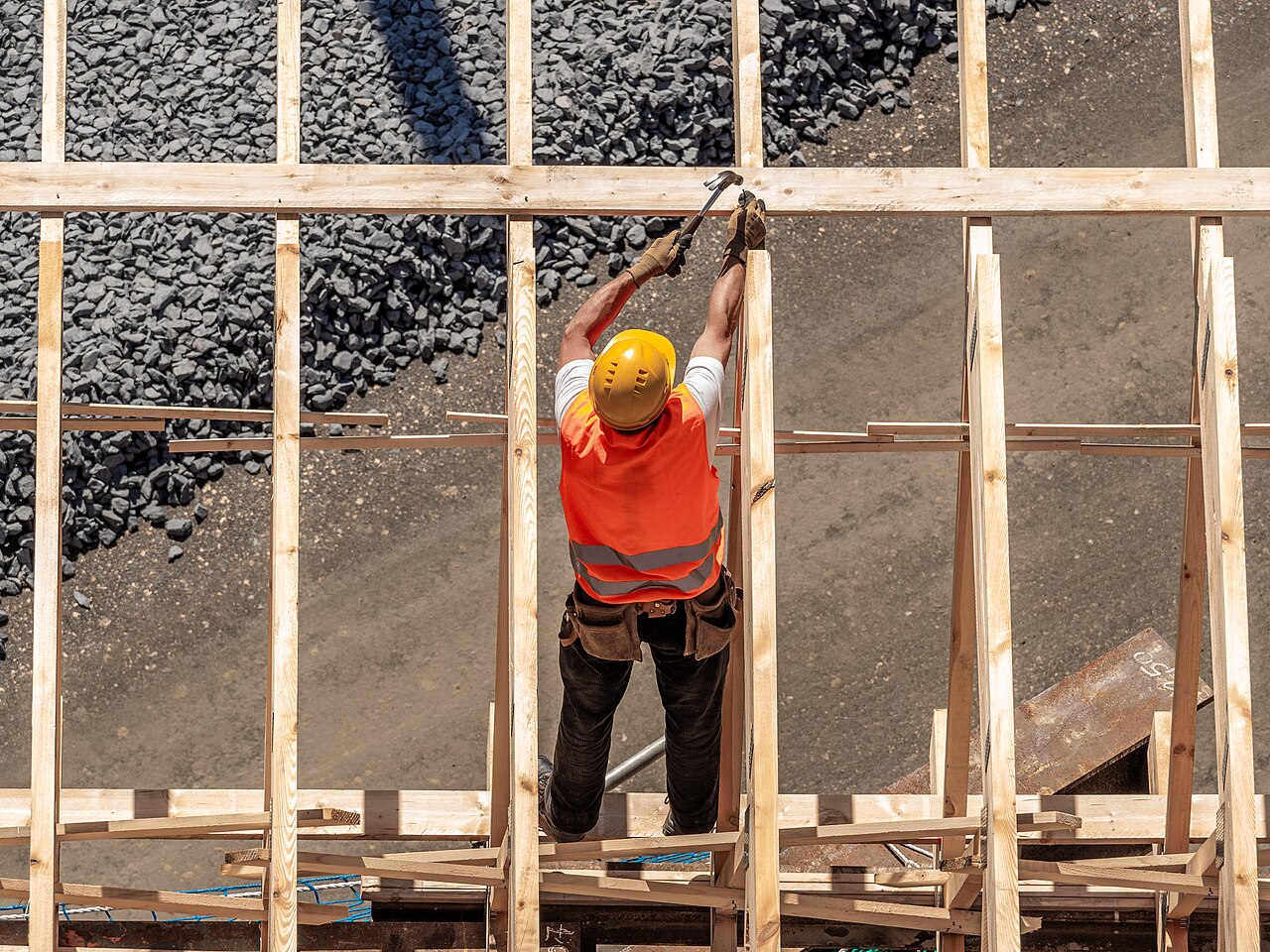 Ein Zimmerer arbeitet an einer Holzverschalung auf einer Baustelle in Breitengüßbach, Bayern.